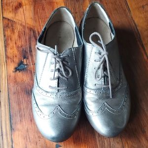 Metallic dress shoes